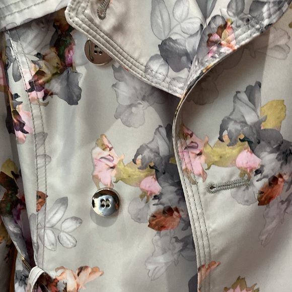 GUESS Raincoat - Picture 3 of 4